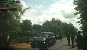 Govenor Amaechi's security details talking to soldiers who stopped their convoy.
