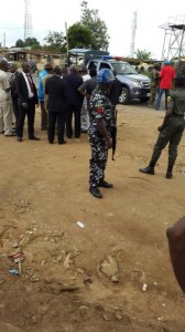 Governor Rotimi Amaechi talking to security operatives who stopped him.